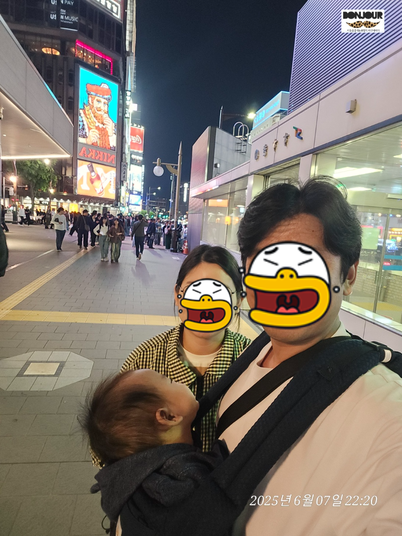 삿포로 교차로 니카상 앞에서 기념촬영한 가족사진