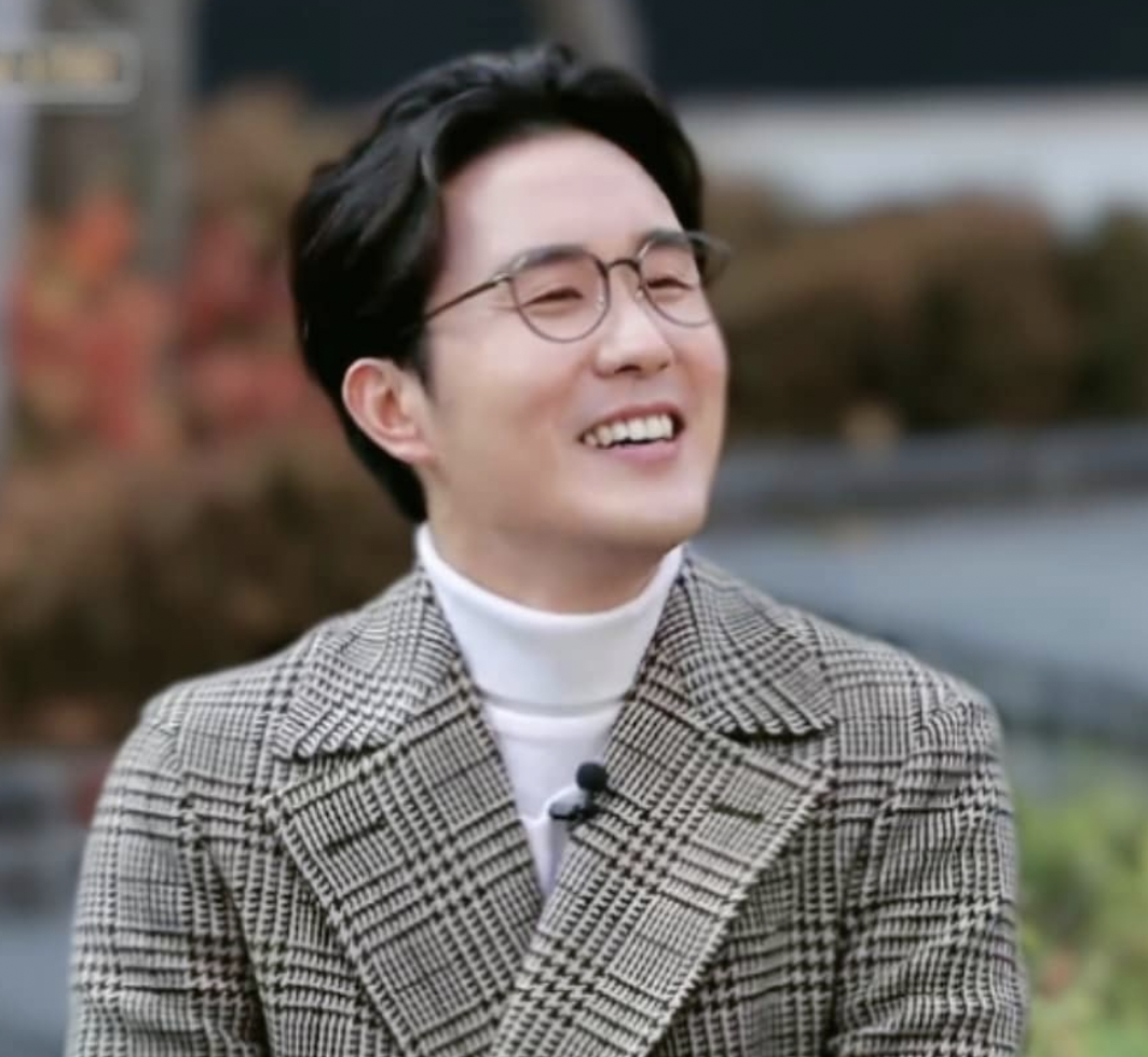 야외에서-웃고있는-신유