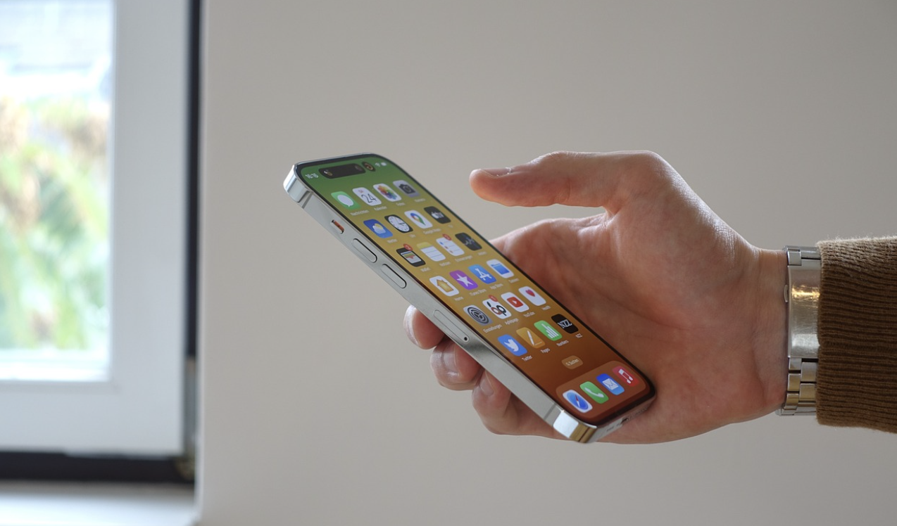 아이폰을 한손으로 들고 있는 사람