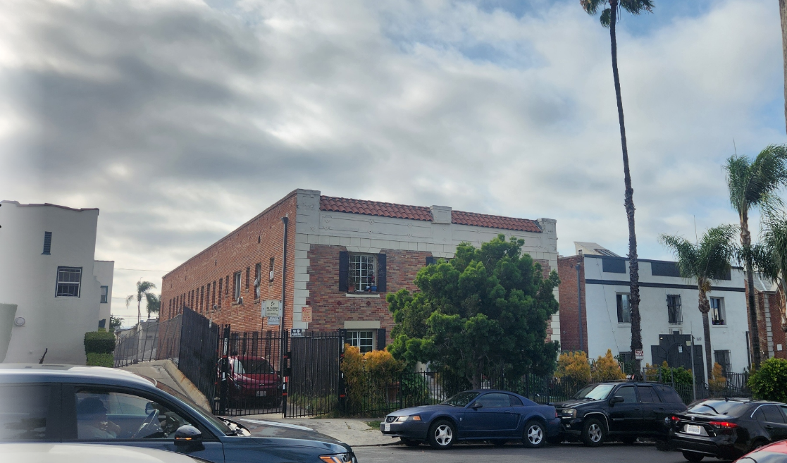 단정한 벽돌 외관과 낮은 층수 의 아파트 이미지