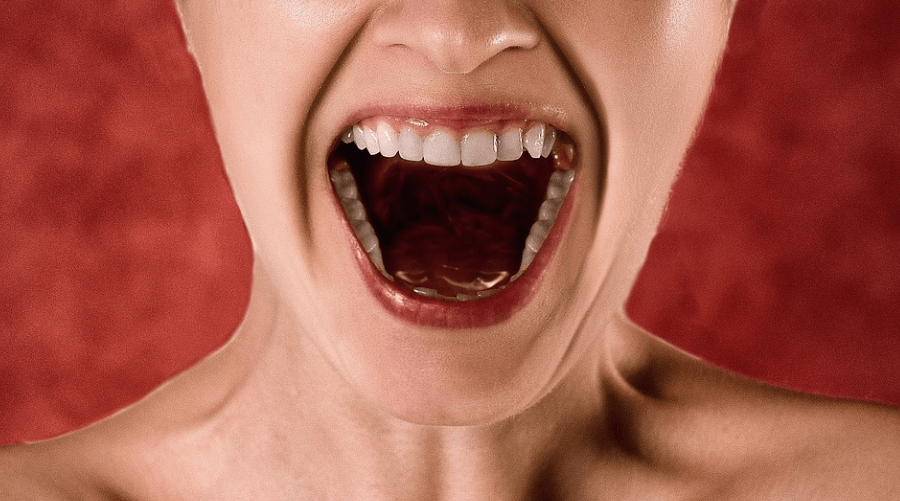 입이 마르는 이유가 될 수 있는 입을 계속 벌리고 있는 여성