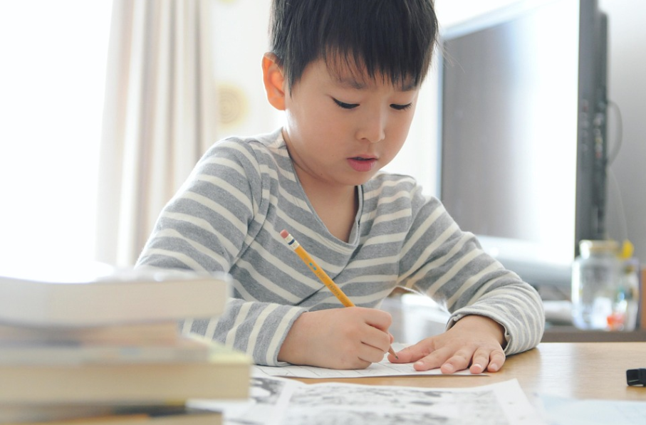 국어 공부하는 어린이 이미지