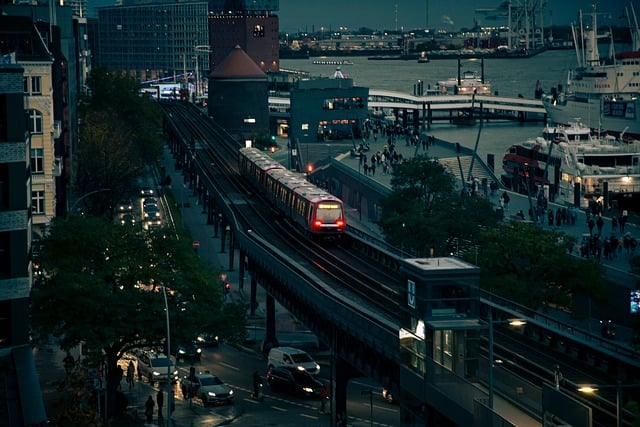 밤에 운행하는 열차 모습