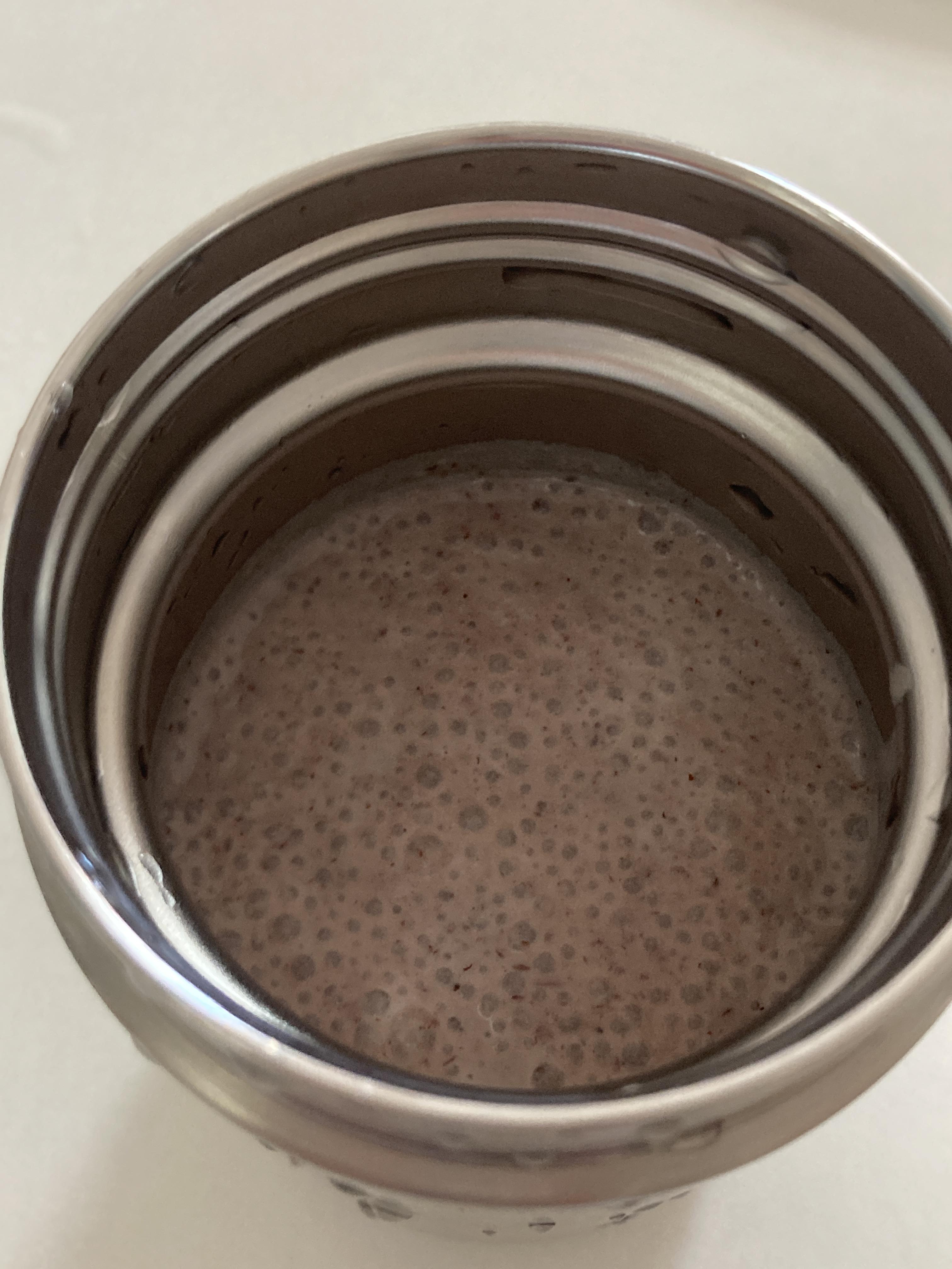 완성된 팥우유를 텀블러에 담은 모습