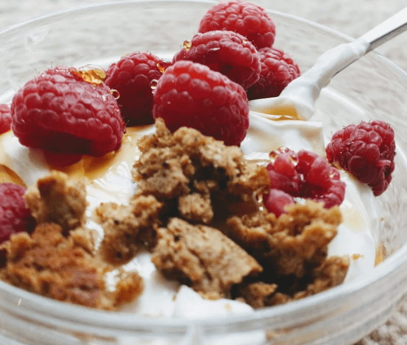 여름 다이어트 야식 : 신선한 라즈베리를 곁드린 그릭요거트