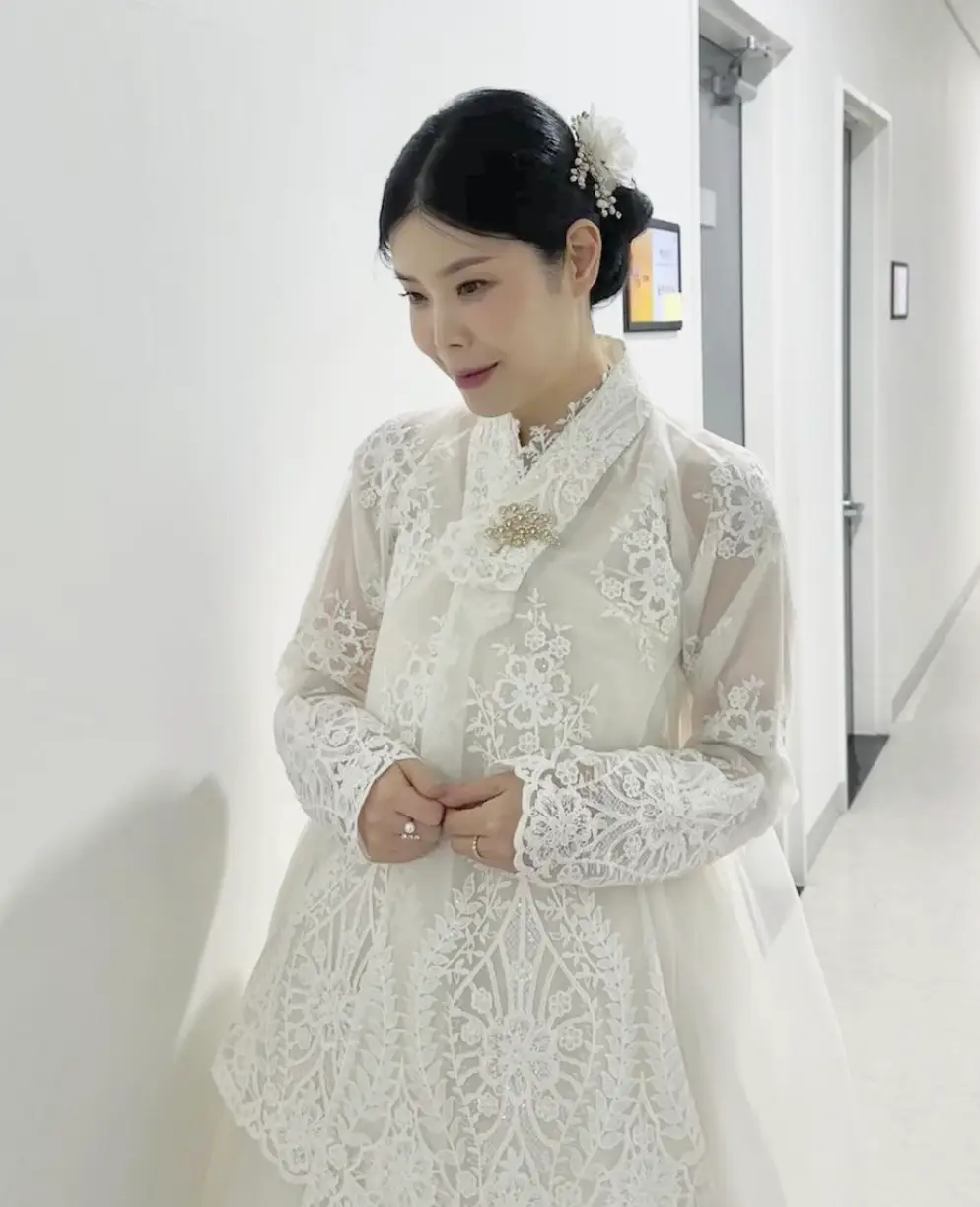 한일가왕전-흰색 복도 흰색 한복을 입고 수줍게 서있는 린