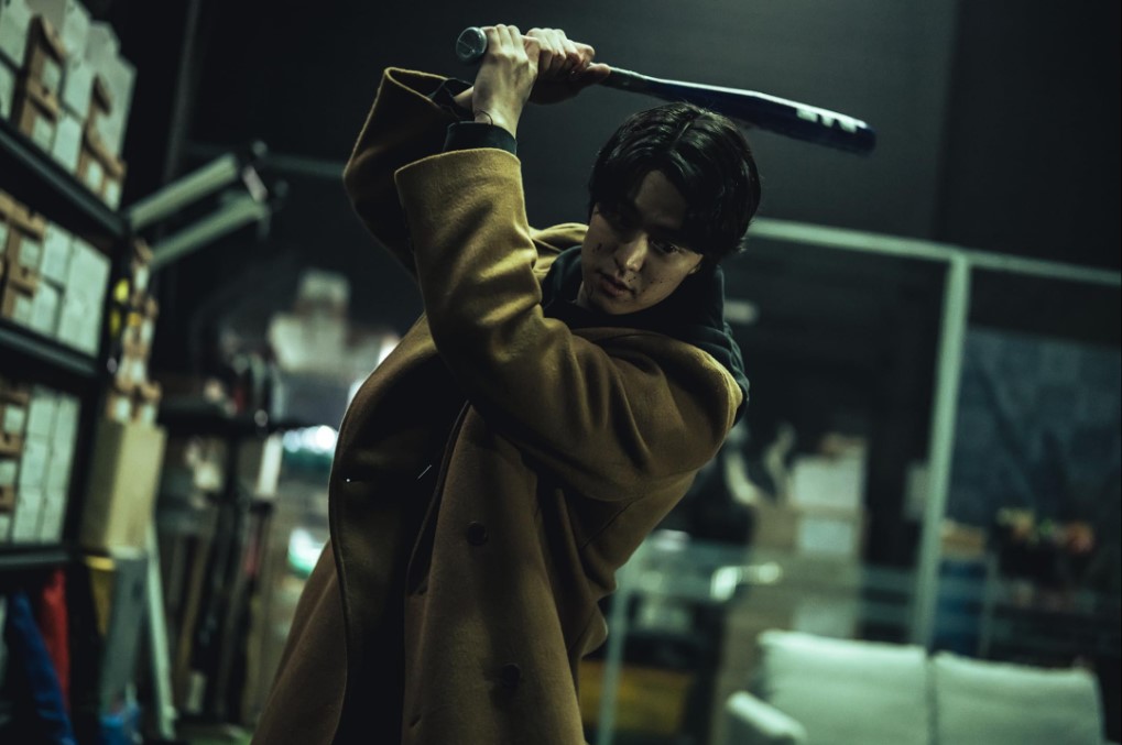 넷플릭스 드라마 광장에서 구준모 역을 맡은 공명의 위협적인 배트 액션 장면