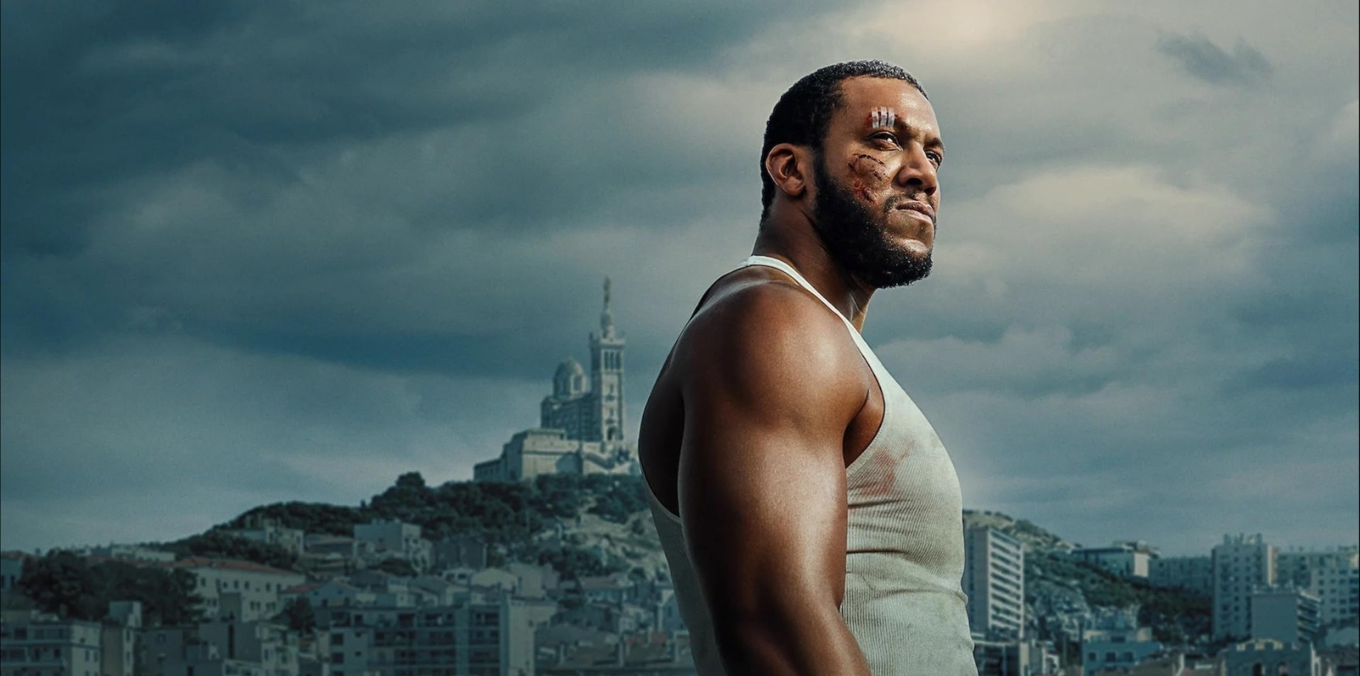 KO 영화 바스티앵 역 시릴 가네 스틸컷 &ndash; 상처 입은 채 도시를 등지고 선 남성