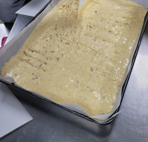 스크래퍼로 평평하기 반죽 펴기