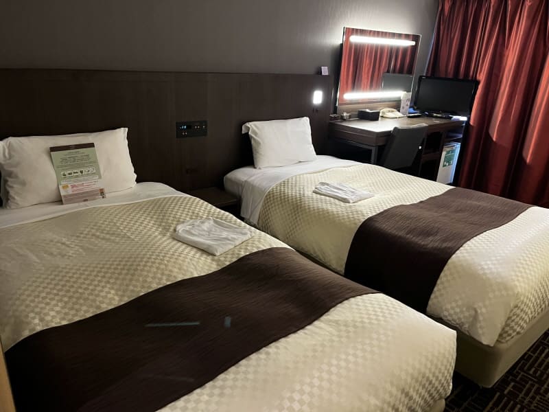 모던트윈룸은 싱글 침대 2개가 있음