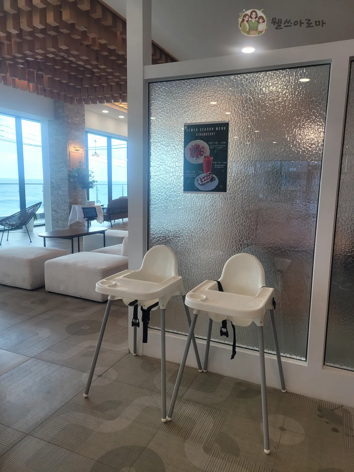 카페드메르-2층에있는-아기의자