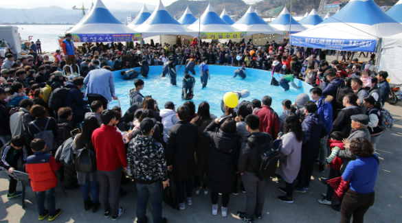 울진대게 축제 체험 프로그램 행사 내 손으로 잡기