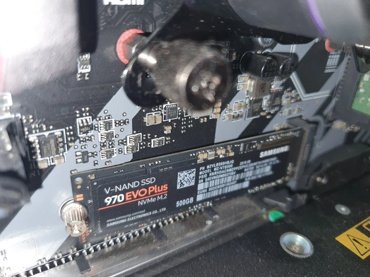 M_2_SSD_나사가_장착이_잘_된_건가요