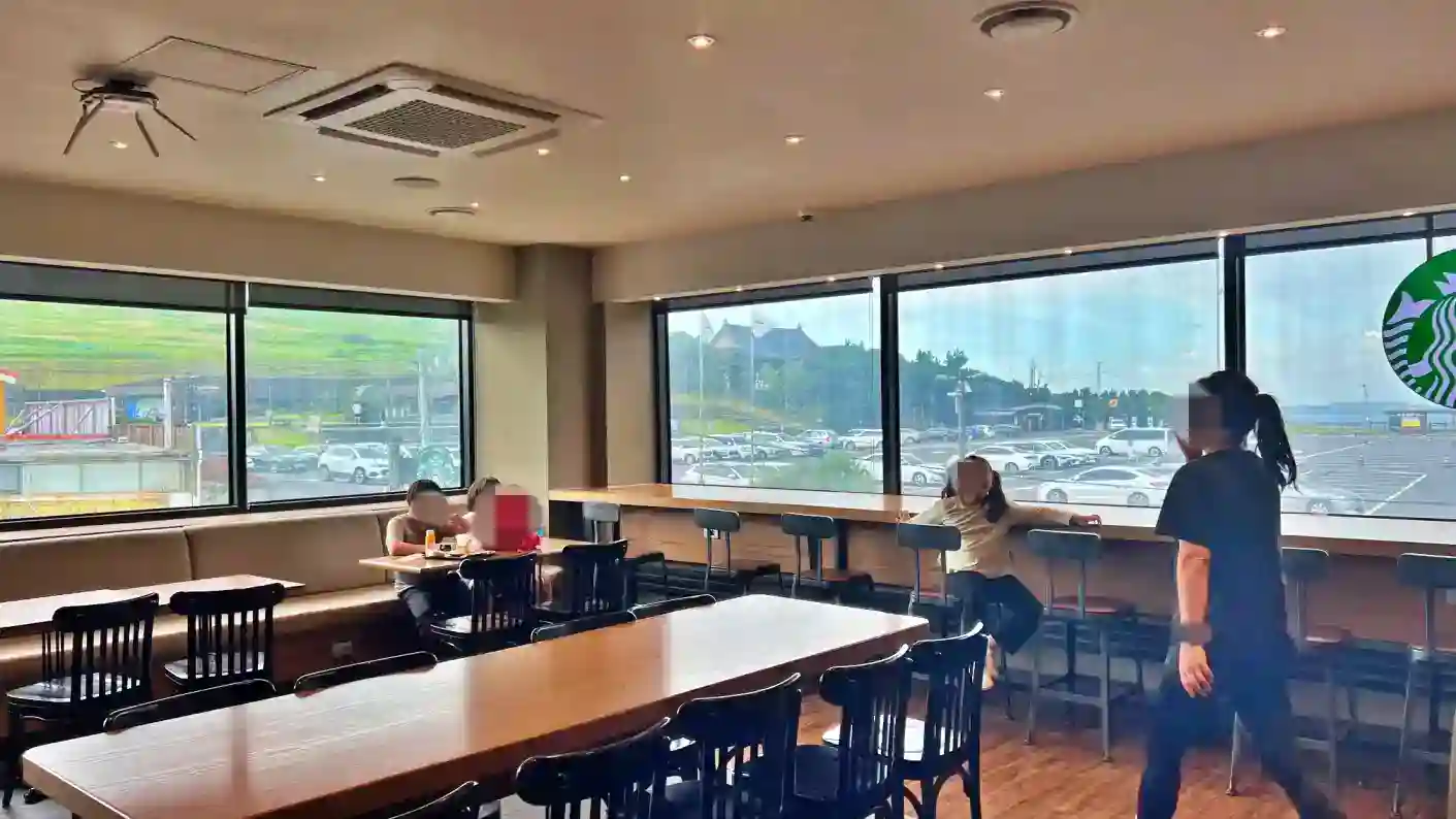 스타벅스 2층 매장 사진 입니다. 오전에는 한가하여 넓게 사용할 수 있었습니다.