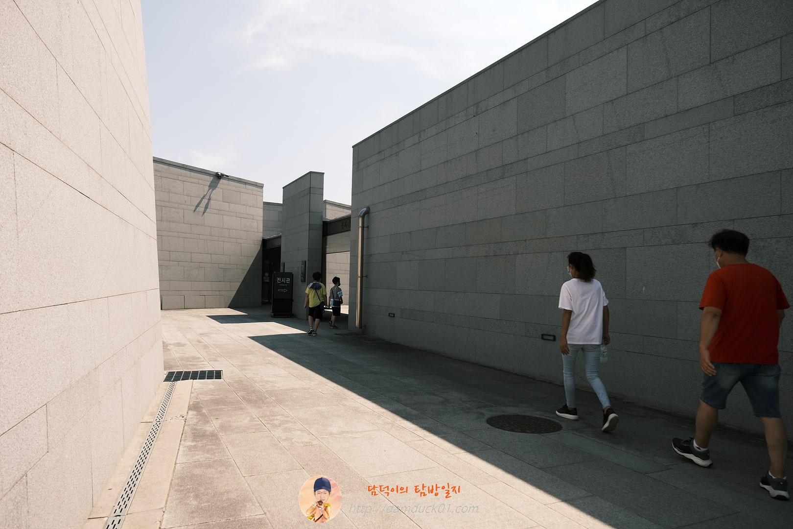 현충사 전시관 가는 길