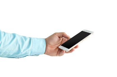 여론조사 전화 차단 통신사별 수신거부 방법과 관련된 휴대폰을 들고 있는 사람 손 사진