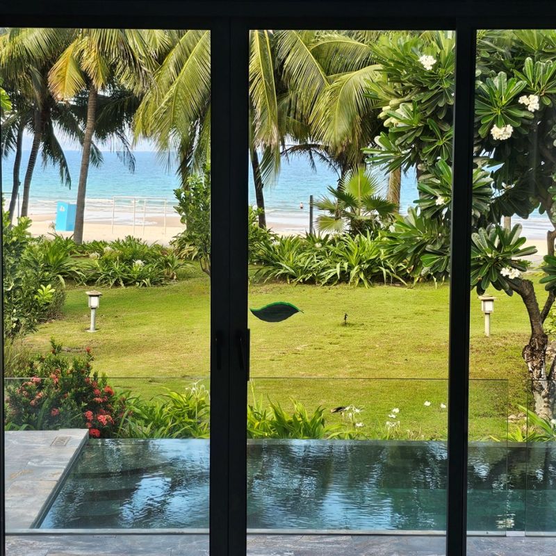 직접 찍은 리비에라 리조트 비치프론트 풀빌라에서 바라본 정원 풍경