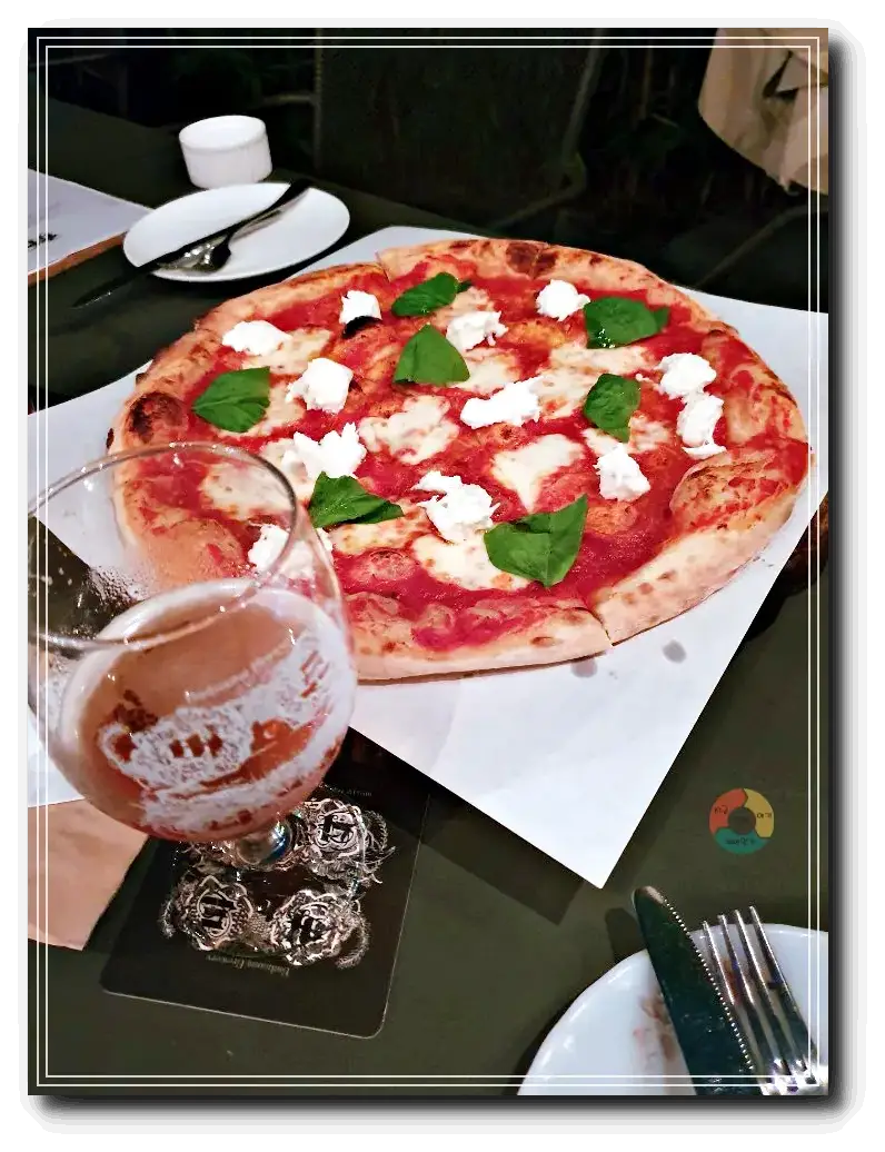 버드나무 브루어리_마르게리타피자-테이블셋팅