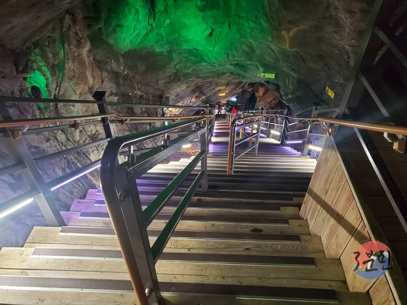 동굴-내부-계단