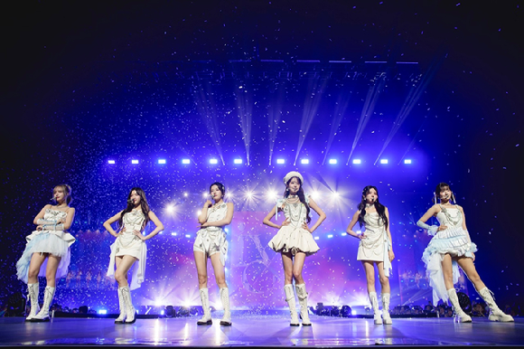 아이브가 첫 번째 월드 투어 '쇼 왓 아이 해브'(IVE THE 1ST WORLD TOUR 'SHOW WHAT I HAVE') 공연을 펼치고 있다. [사진=스타쉽엔터테인먼트]