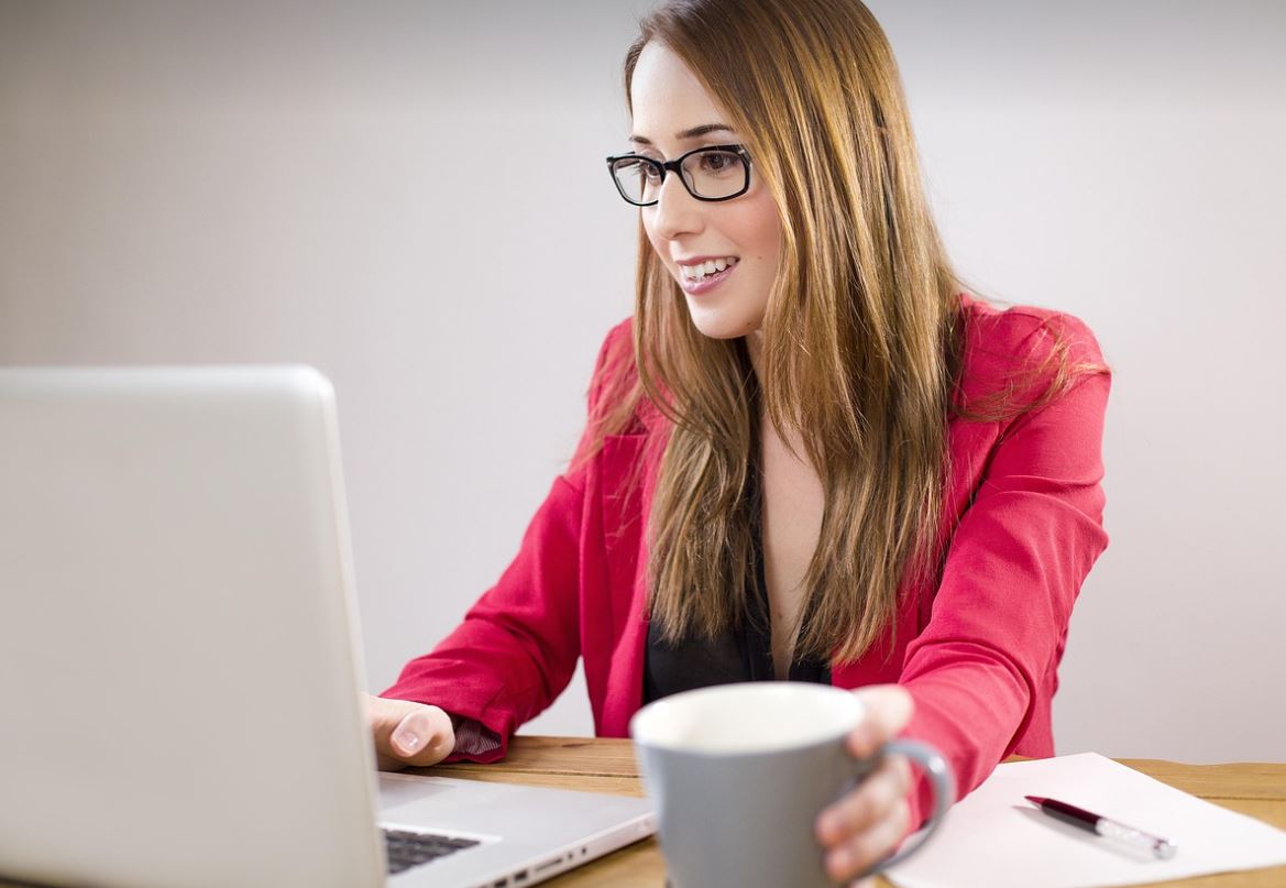 일하는여성이미지