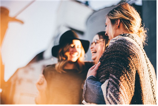 여자셋이서 함께 웃고있는 사진