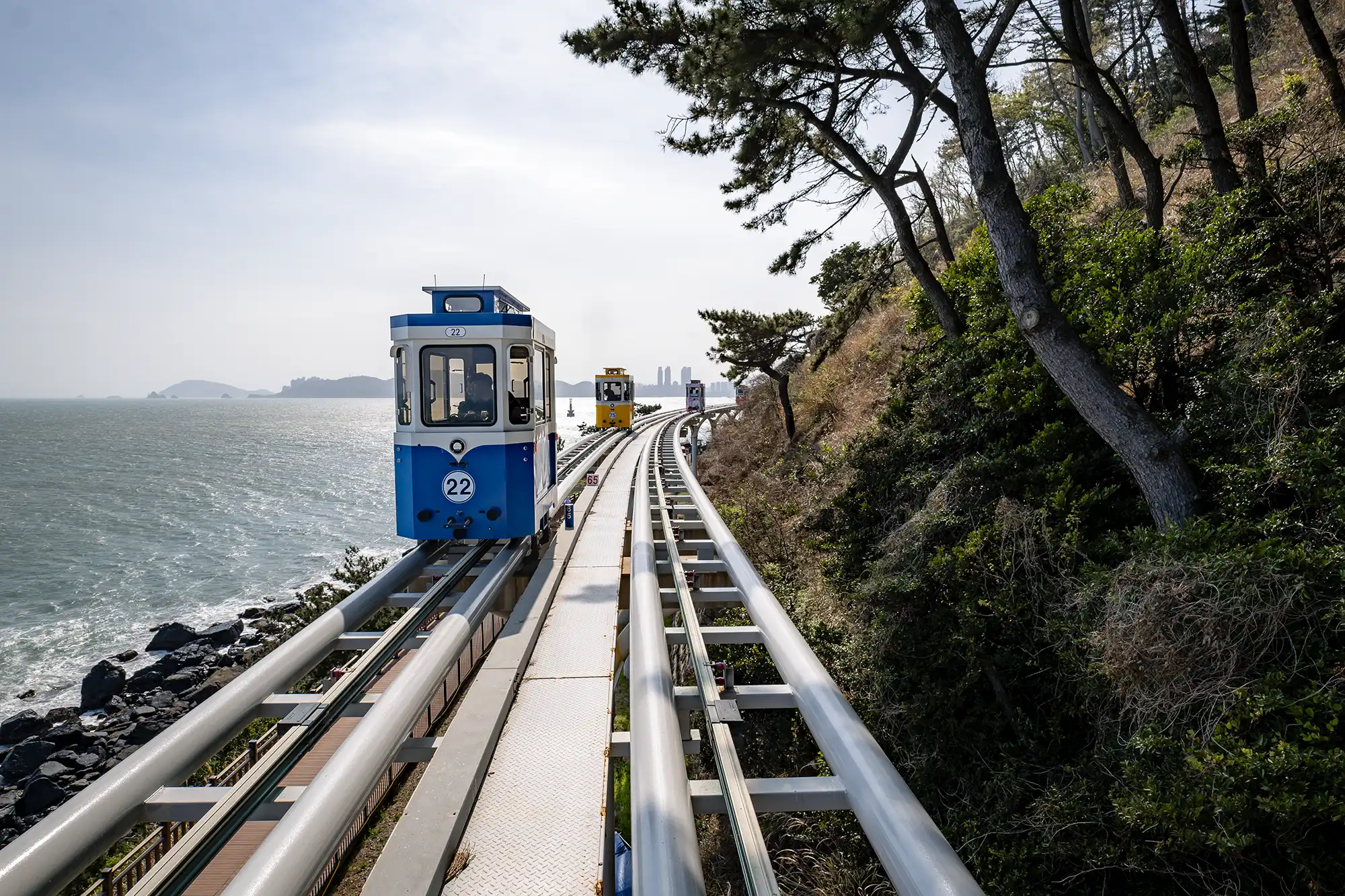 부산 해운대 블루라인파크에서 경험하는 해안선의 곡률과 열차가 만든 풍경의 흐름