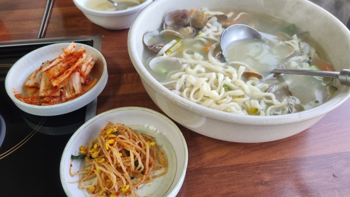 푸짐한 칼국수 한 그릇