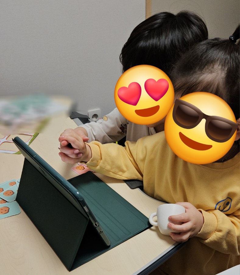 공부를 방해하러 온 동생에게도 굴하지 않고 함께 학습기를 누르며 공부하는 둘째. 사랑이다.