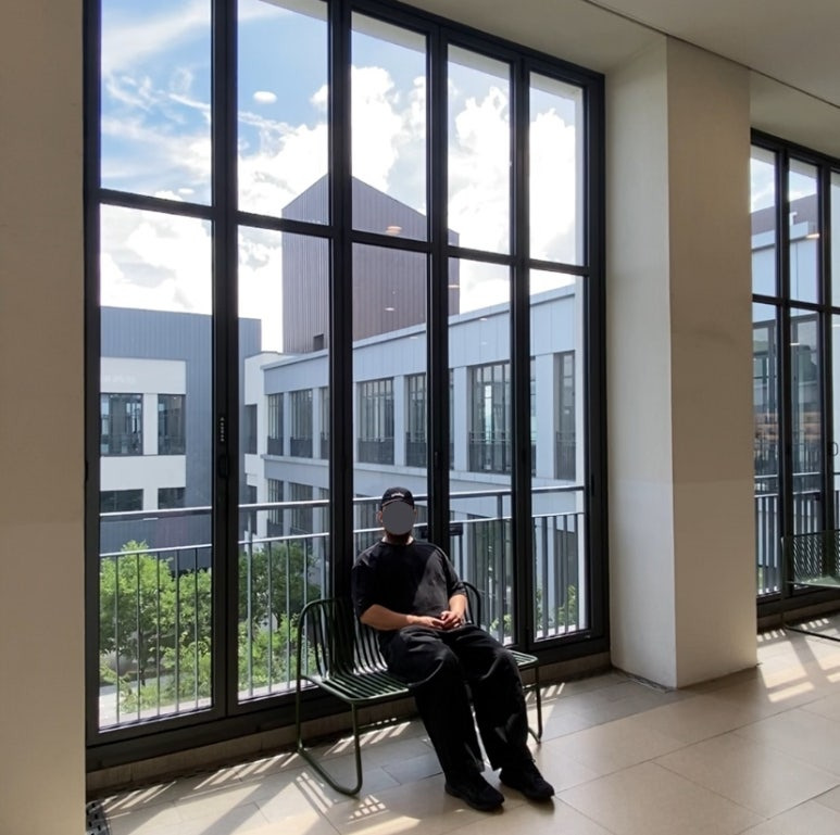 데일리룩(2025. 7. 22.)애터27 파라다이스 로고 빈티지 볼캡 블, 어커버 오버사이즈 반팔티셔츠 블랙, 무신사 무신사스탠다드 데님와이드 벌룬팬츠 블랙, 아식스 조그 100 블랙