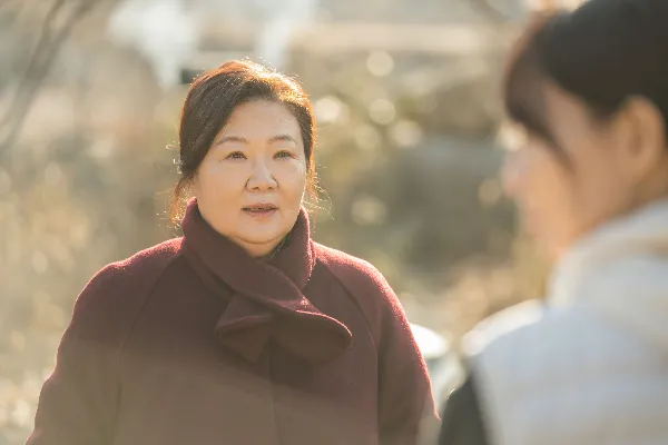 딸을 만나러 휴가 온 박복자(김해숙)