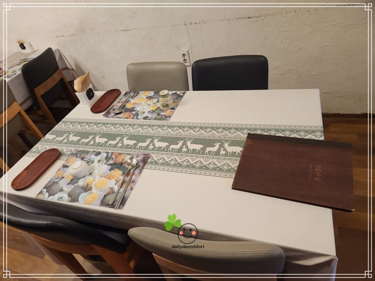 찻잎마술-가게-내부-테이블