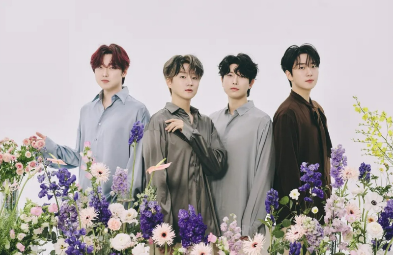 정면을 보고 서있는 포레스텔라 멤버들