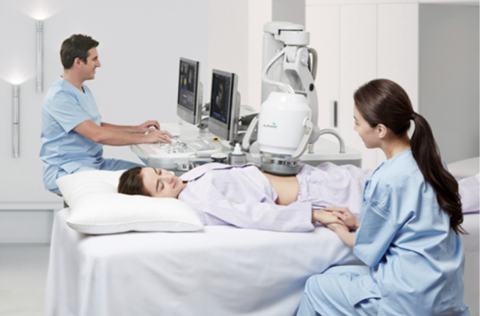 고강도 초음파 치료중인 장면