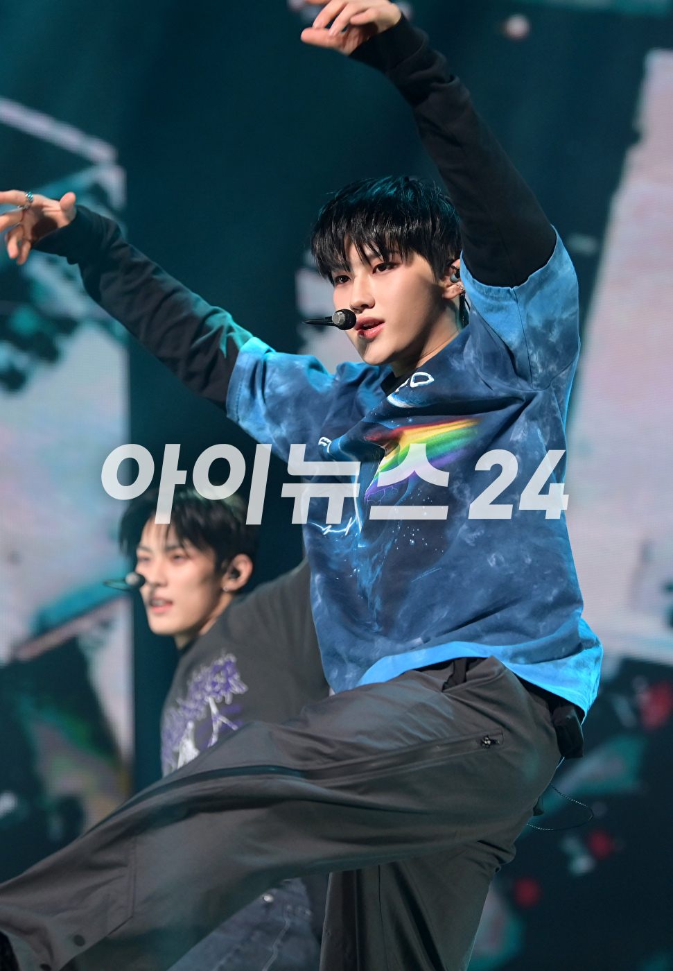 그룹 티엔엑스(TNX)가 15일 오후 서울 용산구 블루스퀘어에서 열린 TNX의 두 번째 미니앨범 '러브 네버 다이즈(Love Never Dies)' 쇼케이스에서 포토타임을 갖고 있다.