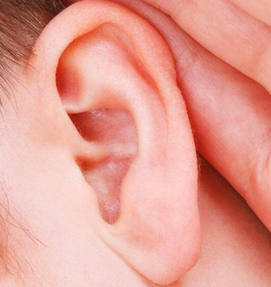 귀에-손들대고-경청하는-사람