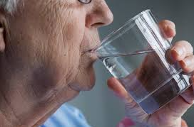 노인이 물마시는 이미지