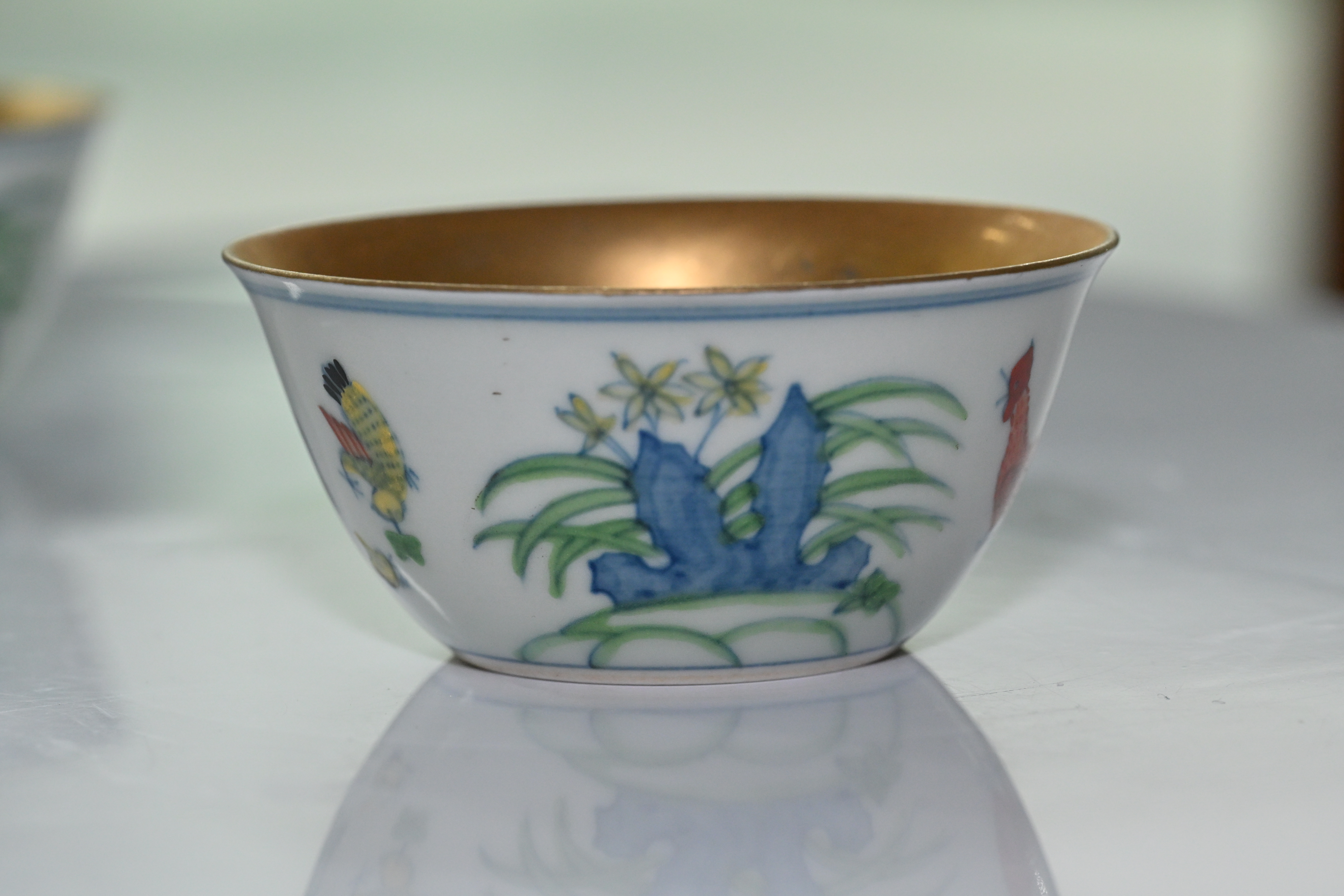 * **名称 Description:** 明代成化年鸡缸杯 (명대 성화년 계항배) * **年代 Period:** 明 代 (명대) * **质地 Quality:** 陶 瓷 (도자) * **尺寸 Size:** 高: 3.8cm 口径: 8cm * **质量 Weight:** 一对 (한 쌍)