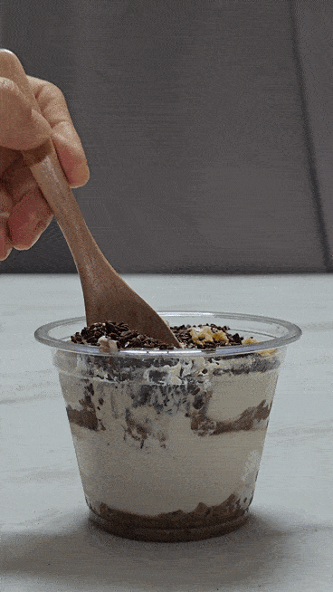 밤 티라미수 한 숟갈 뜨는 모습