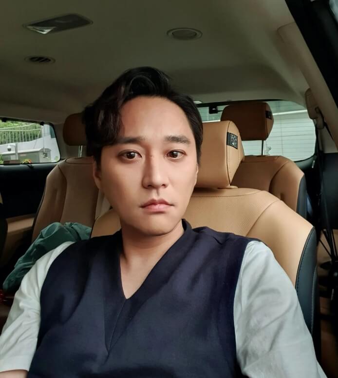 자동차안에앉아있는-남성의모습