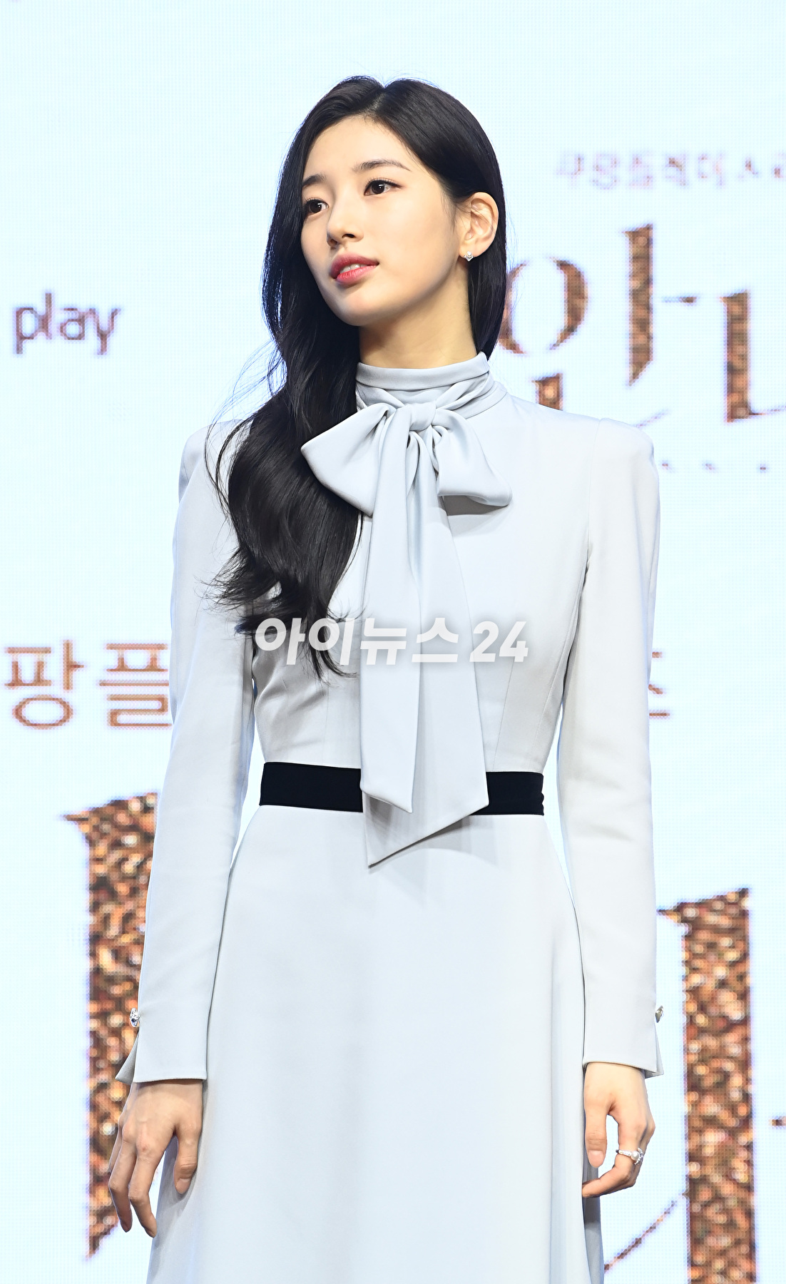 배우 수지가 21일 오전 여의도 콘래드서울에서 열린 쿠팡플레이 시리즈 &#39;안나&#39; 제작발표회에 참석해 포토타임을 갖고 있다. [사진=정소희 기자]