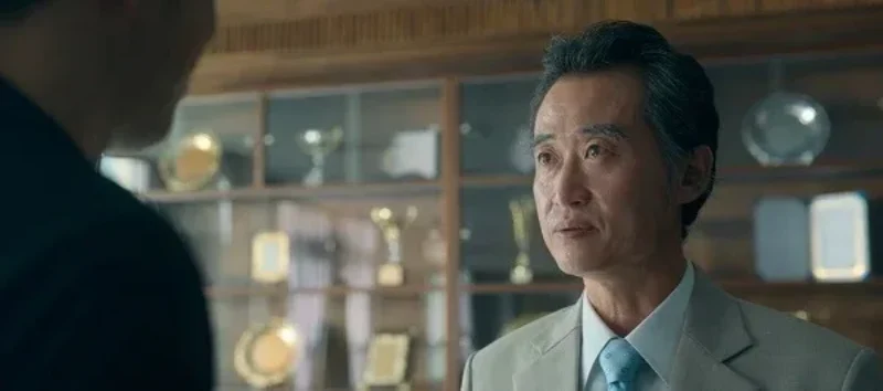 베이색 정장을 입고 머리를 넘긴 드라마 무빙의 조래혁 캐릭터