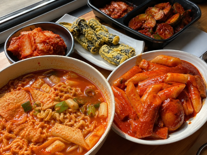 매운 음식을 먹은 후 얼굴 홍조와 열감이 올라온 모습