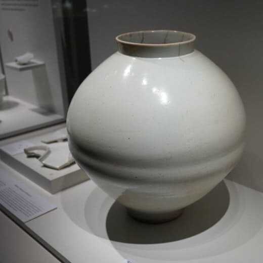인서트로 촬영된 달항아리 전시 모습