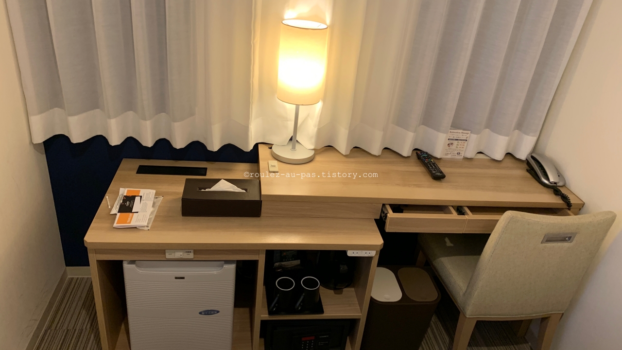 JAPAN-HOTEL-FOUR POINTS FLEX-SHIN OSAKA-ROOM-DESK