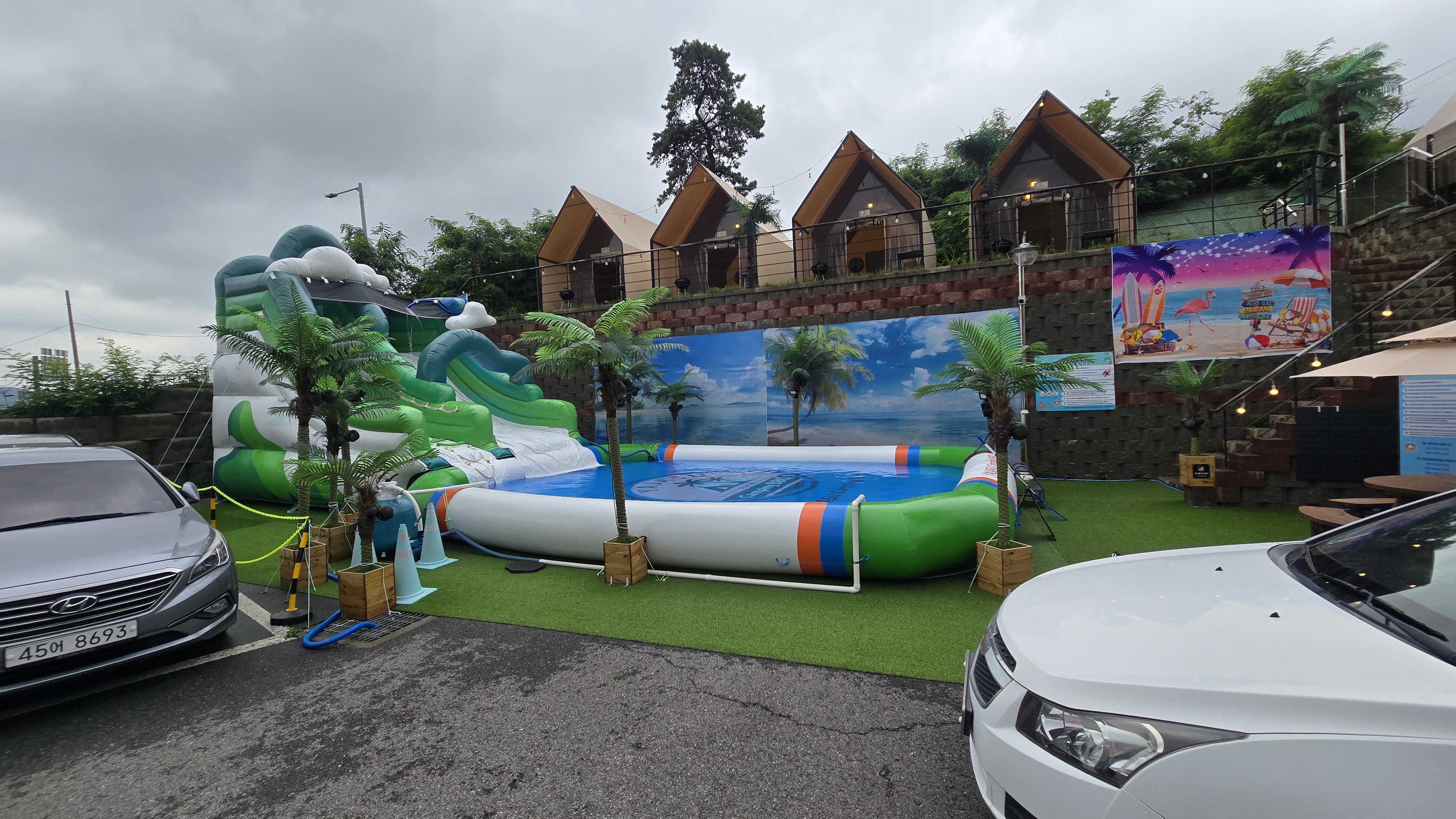 야자수 캠핑 바베큐 수영장 사진