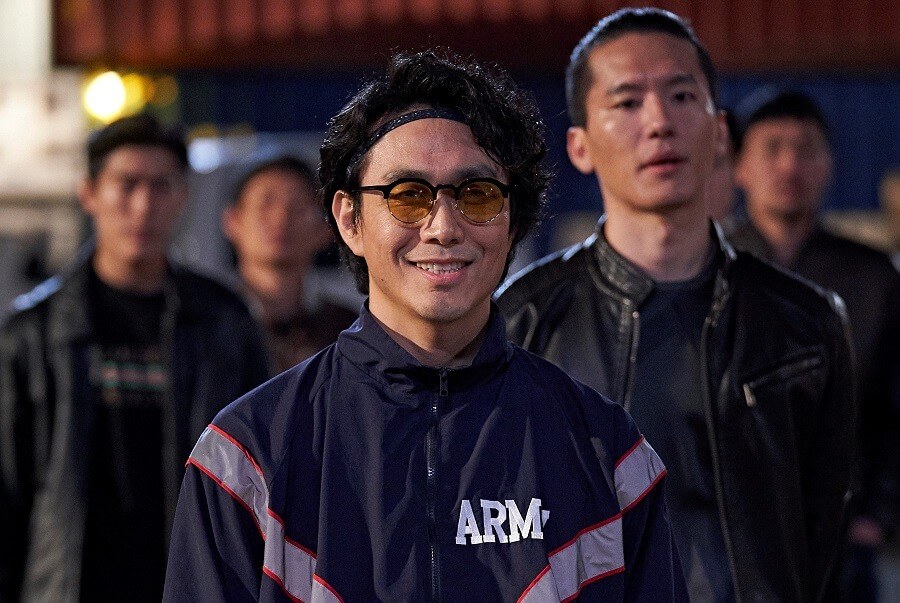 미소짓고 있는 색안경 쓴 테드창