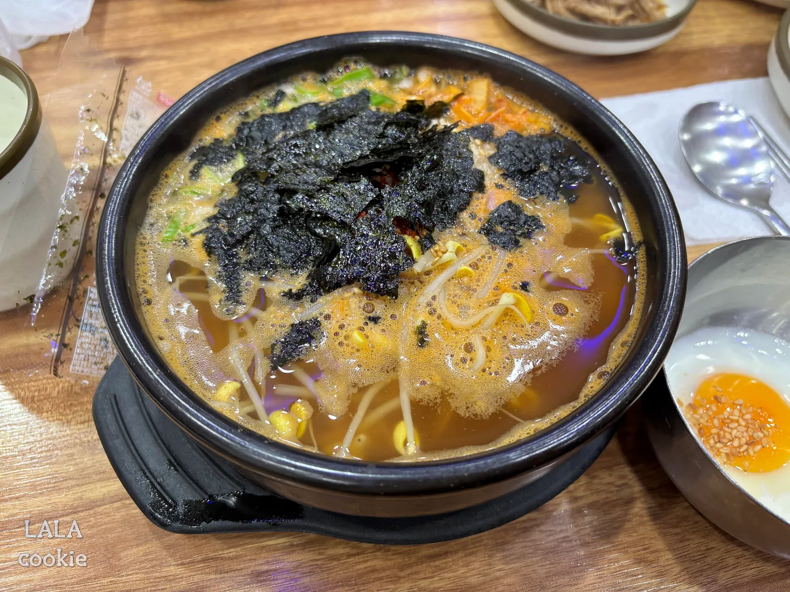 창원-마산회원구-콩남울교실-김을-뿌린-콩나물국밥