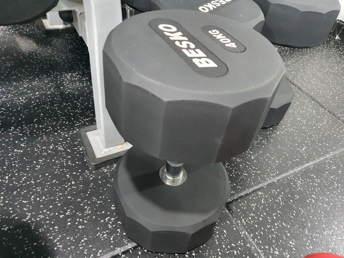 바닥에-놓여진-검은색-아령