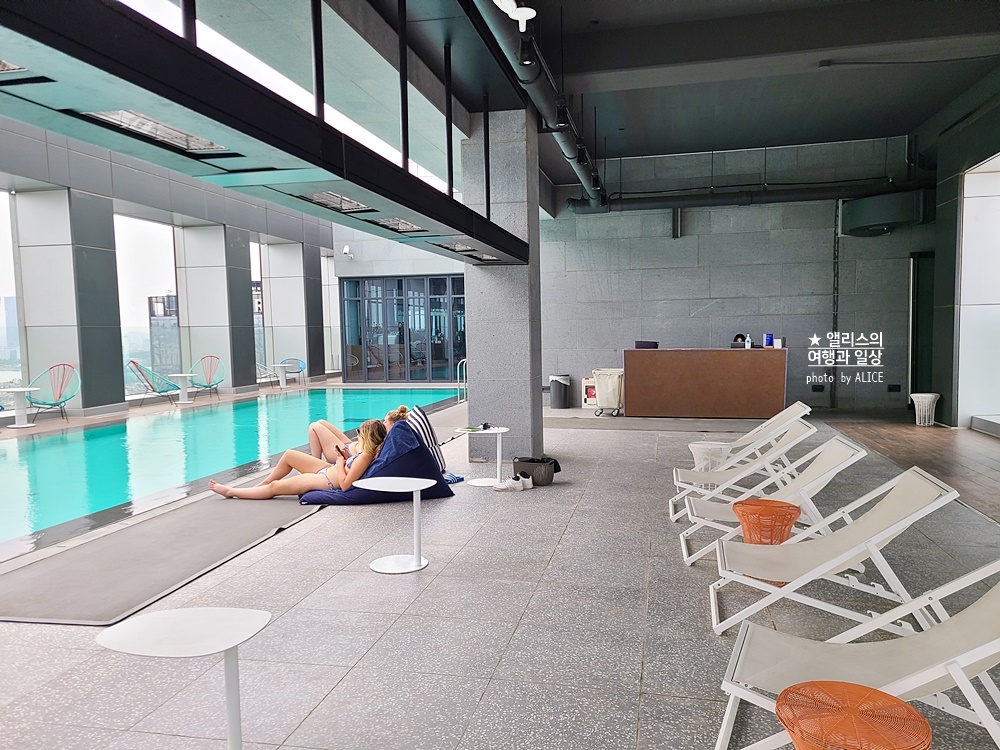 L7 홍대 바이 롯데 루프탑 수영장, 체크인, 블루 루프 라운지 & 비즈니스 센터 후기
